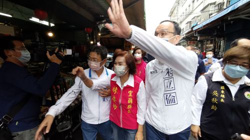 朱立倫宜蘭陪掃街拜票　讚林姿妙是「最好的媽媽縣長」
