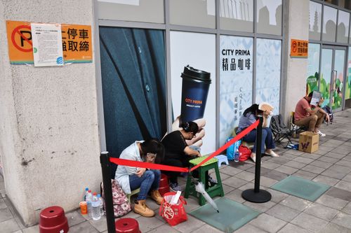 他送iPhone14求愛 失戀闆娘霸氣回絕!網點出告白男「太母湯」關鍵