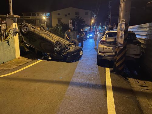轎車四輪朝天撞行人！無辜高中生手骨折　醉男自撞闖禍人沒事