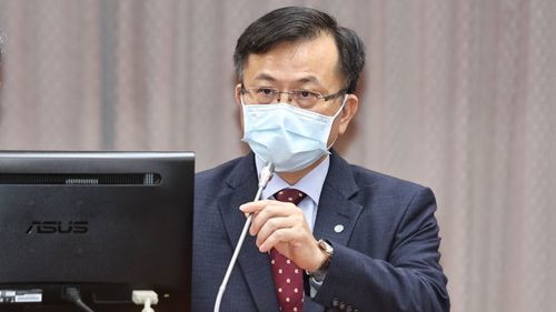 NCC主委現身立院教文會!立馬遭記者圍堵 一句都不回上質詢台