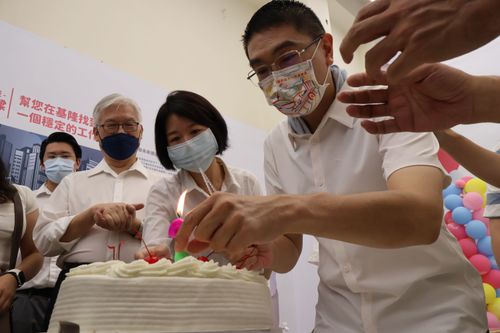 朱立倫為謝國樑加油打氣　提前慶生預祝勝選凍蒜