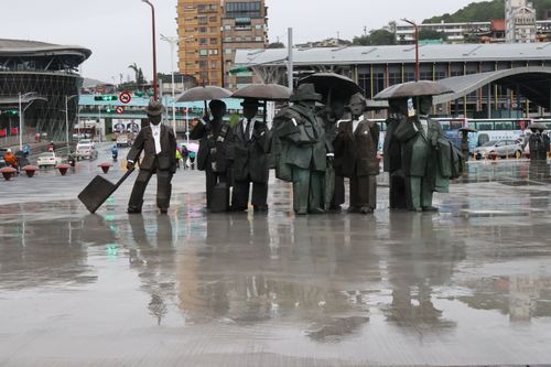 朱銘作品《紳士》進駐　基隆國門廣場再添新景觀