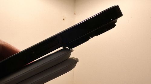 iPhone 14 Pro用户抱怨！实测MagSafe双充电器「不合身」