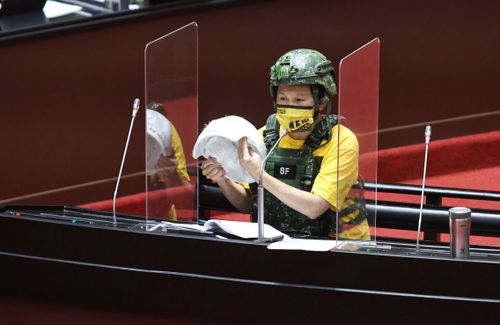 陳椒華全副武裝質詢 邱國正親解頭盔無凹陷度測試原因