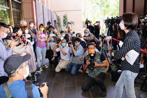 大亂鬥！周玉蔻嗆王鴻薇「老公吃軟飯」　遭反譏：我老公愛我你羨慕嗎？