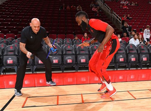 桃園雲豹球員立正站好!這位新任體能教練曾操練過哈登和姚明