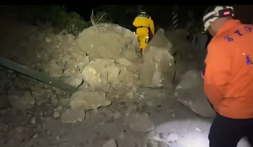 六十石山聯外道路全斷!連夜上山救援畫面曝光 Kolas:比想像嚴重