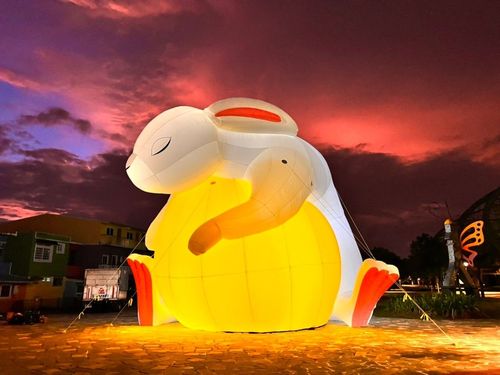 點燈慶中秋!10米巨型玉兔抱月 遊客拍照打卡就送冬山柚