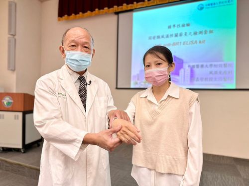 熟女雙膝疼痛腫脹遭誤診痛風20年　醫師花14年找出病因