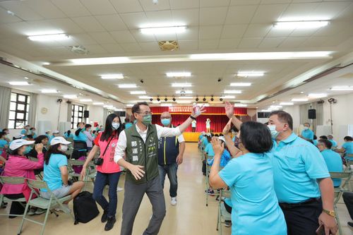 鄭運鵬確診康復首出關拜票　他自嘲：8天沒穿鞋不太習慣