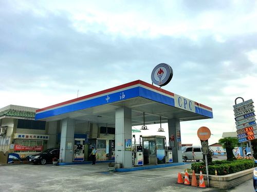 中油今宣布 明起國內汽、柴油各調降0.1元及0.2元