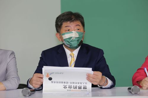 陳時中昨學月嫂抱嬰兒被酸臉臭、姿勢錯　競辦：為批評而批評