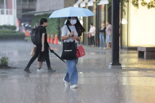 雨彈來襲！12縣市豪大雨特報　「這3區紫爆」防超大豪雨