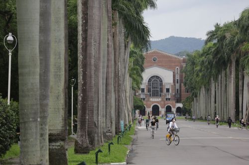 台大校園站了10分鐘！管中閔「感到悲痛」　律師酸爆：以為自己很有名