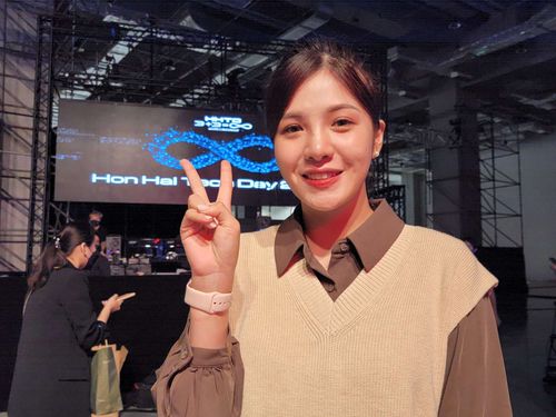 鴻海MODEL B的「MODEL」本人亮相 ！　25歲的她有小許瑋甯FU