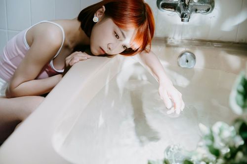 木曜女神溫妮穿小可愛趴浴缸 倒奶加碼拋喜訊