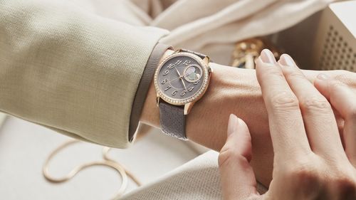 江詩丹頓新女錶不當「白蓮花」　優雅「黑臉」散發自信美