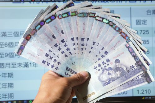 台幣今年貶13% 央行報告揭露上半年賣匯82.5億美元阻貶