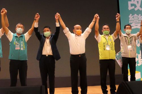 誓翻轉苗栗　蘇貞昌偕2父母官懇求鄉親給機會