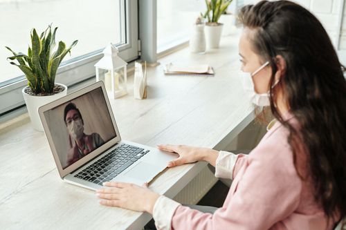 誰是「背骨仔」？從社群互動辨別職場中的「偽關係」
