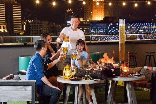 吃28oz牛排、喝生啤酒塔澎湃過中秋！高雄英迪格「藍火」BBQ上菜