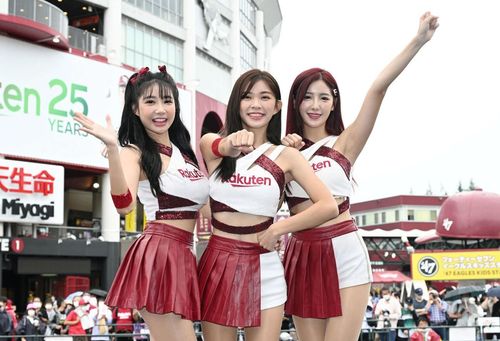 樂天女孩high翻宮城球場 日本球迷冒雨狂攝