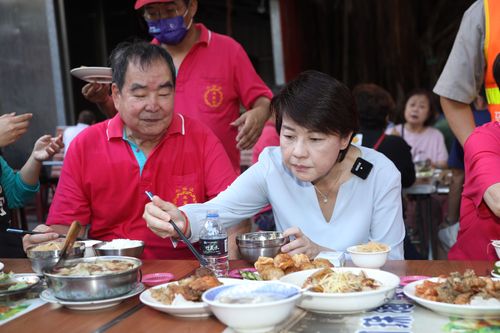 慈聖宮外吃美食被做對比圖　黃珊珊今也來！拿碗開心大口扒飯
