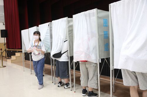 破解「絕對二元對立」的政治思考陷阱