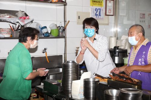 敬老卡領660元挨批　黃珊珊：當選仍沿用！特殊困難採轉帳