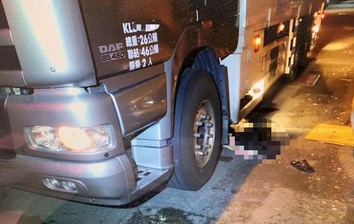 路倒男遭當黑色垃圾袋　悚！司機倒車輾斃他