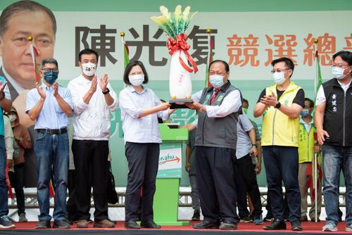 陳光復五度挑戰澎湖縣長 蔡英文授旗誇讚「克服東北季風的男人」
