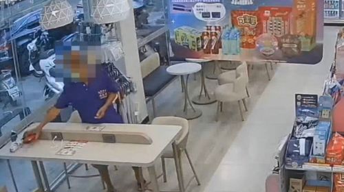 最衰小偷!趁他講電話下手偷包 打開自己也傻眼