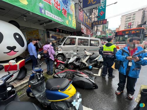 刷一整排！車禍擦撞後失控　廂型車衝人行道連撞8機車