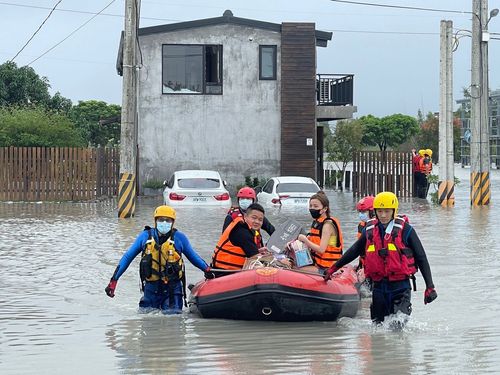閘門沒關害淹水?住宜蘭民宿醒來竟成汪洋車泡水 8人搭救生艇逃生