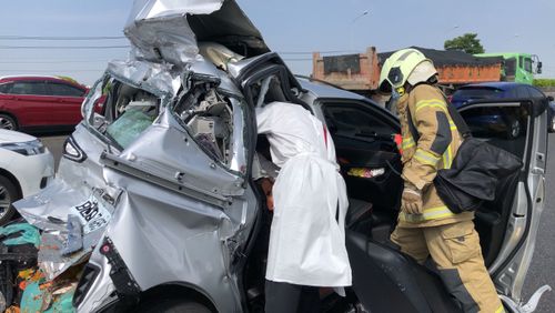 國1台南新市段嚴重車禍3人傷　休旅車「後座消失」乘客一度受困