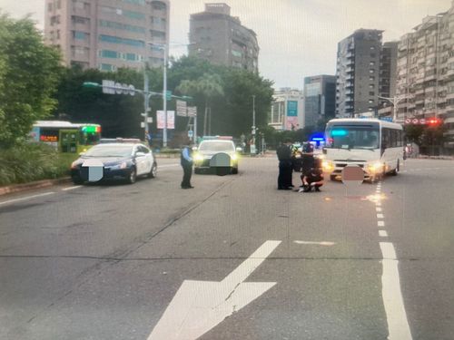 疑左轉搶快！北市公車撞飛直行YouBike　婦人傷重身亡