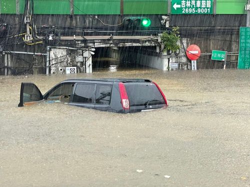 尼莎颱風發威!汐止一級淹水 休旅車險遭滅頂駕駛棄車快逃