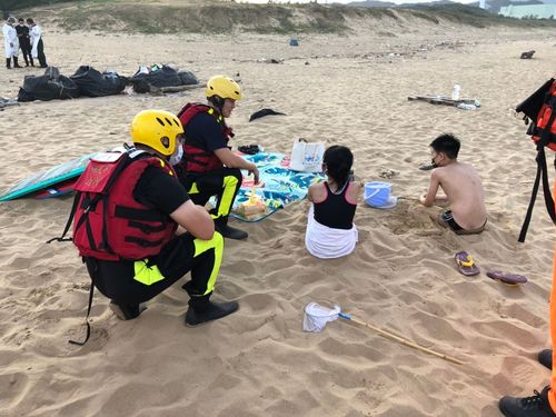小兄妹貢寮沙灘玩浮板　被潮水帶離岸200公尺引虛驚