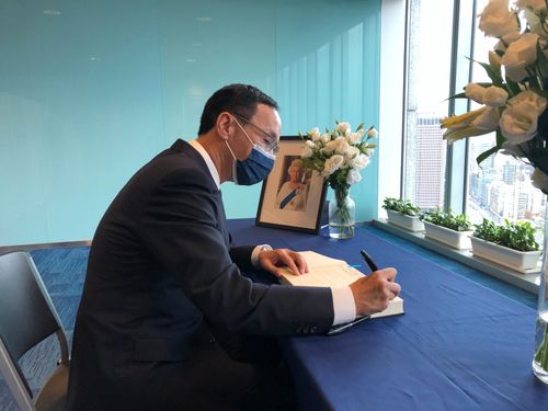 英女王逝世 朱立倫至英國在台辦事處致意