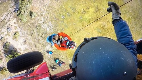 女登山客跌傷腳踝骨折 黑鷹直升機馳援吊掛送醫