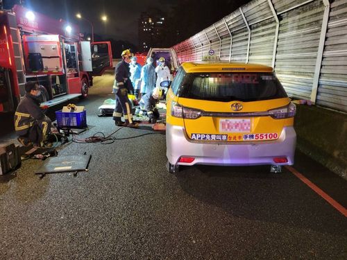 新北計程車、機車擦撞　騎士輾壓車底不治身亡