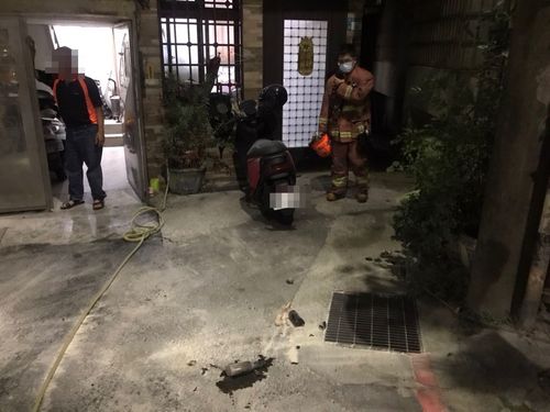 汐止社區遭丟擲多顆汽油彈　燒毀1機車恐嚇意味重