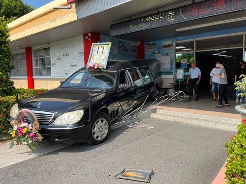 嚇死人影片!靈車暴衝撞進台南殯儀館服務中心 這兩人差點被嚇死