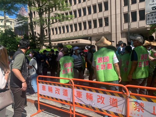 內政部前近200人壁壘分明 原來是社子島開發案選前「政治攻防」