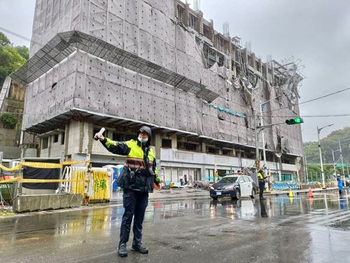 不敵強颱軒嵐諾外圍環流　基隆建地鷹架傾倒險象環生