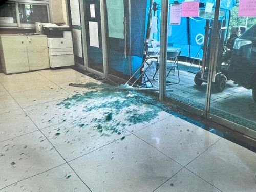 警局報案卻被擋在外　基隆男怒開電動代步車衝破大門