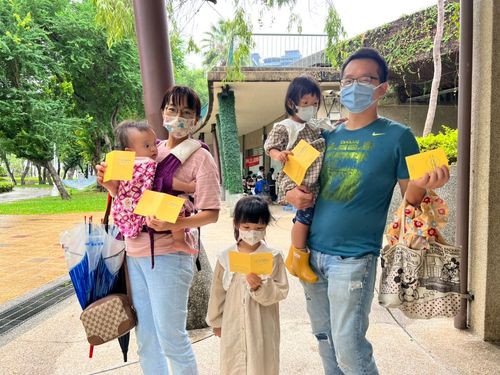獨家｜尼莎輸給次世代疫苗！台中接種站人潮爆棚　這一家五口挨了八針
