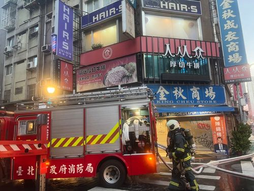  北市東區SOGO百貨旁牛排館火警　正值下班大塞車！消防人員緊急救出9男12女