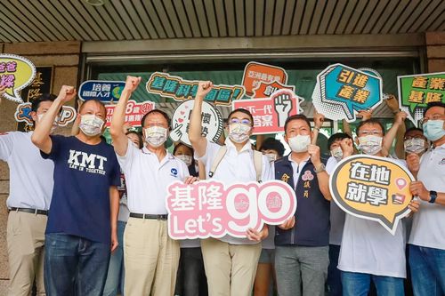 謝國樑有「他」陪登記參選基隆市長 力挺18歲公民權