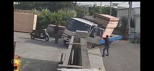 貨車「倒退嚕」到馬路上 黃狗兄衝出頻回眸湊熱鬧